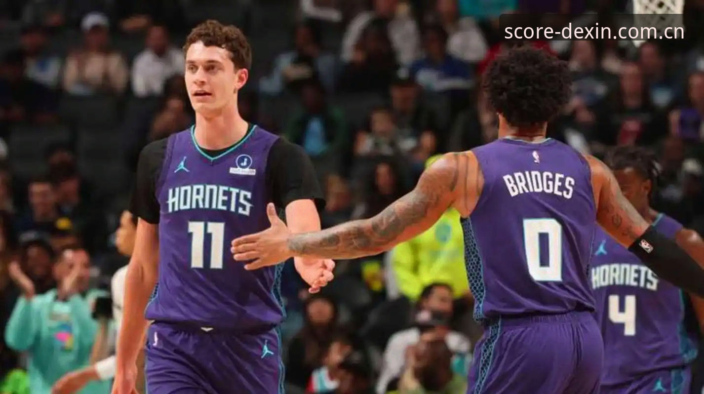 36小时，这是距离2026年NBA选秀大会开启的剩余时间。联盟交易市场闻风而动，扬尼斯·阿德托昆博的名字几乎出现在每一通总经理的电话录音里。ESPN记者布莱恩·温德霍斯特在最新一期播客节目中给出判断：如果字母哥最终易主，洛杉矶快船将成为接下来几天最热闹的戏台。快船手握5号高顺位签，却接连试训了多位预测在10到15顺位的新秀，这种反向操作让人没法不多想。